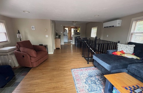 Charlton Cottage | Relax by the Lake - Cozy Lakefront Retreat with Scenic Views