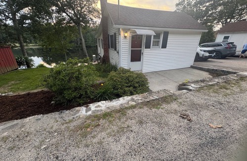Charlton Cottage | Relax by the Lake - Cozy Lakefront Retreat with Scenic Views