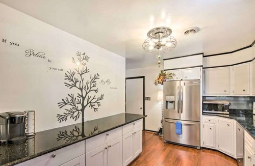 Palmyra House | Relaxing 5-Bedroom Getaway with Saltwater Pool & Game Room Close to Hershey