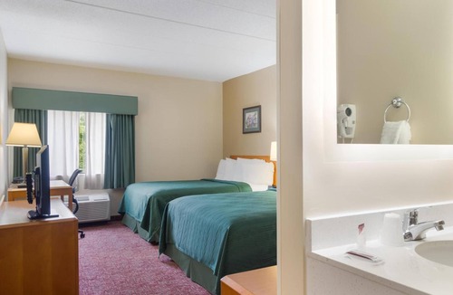 Smithfield Hotel | Relaxing Accommodation near Bally's Twin River Lincoln | Free Parking & Bfast!