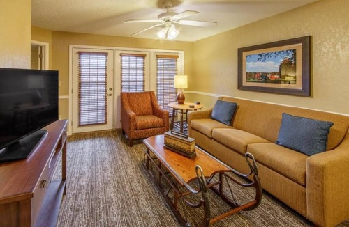 South Lee Hotel | Relaxing Getaway: Pools, Games & Movie Nights