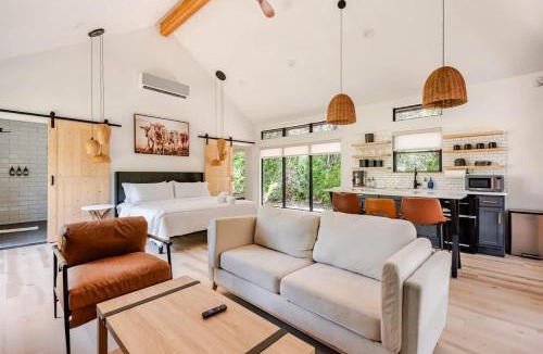Cedar Creek House | Relaxing Ranch Friendly Animals Modern Stay Cabin 1