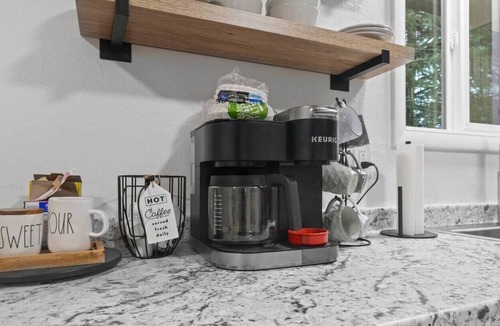 Palmer Apartment | Remodeled PET Friendly Unit | Near Downtown Palmer