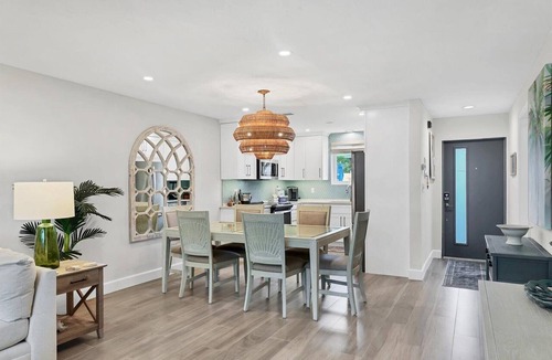 Saint Armands Key Condo | RENOVATED 2/2, Pool, Walk to St. Armands and Beach