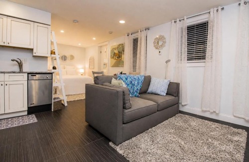Beacon Hill Apartment | Renovated Studio, steps to MGH, Suffolk, Sleeps 4