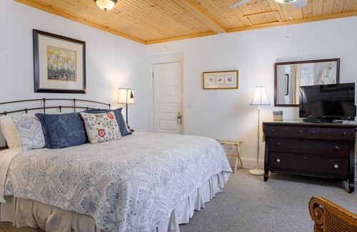 Asheville Bed & Breakfast | Reserve all of Oakland Cottage B&B 6 BR 6BA, 1.5 miles to downtown Asheville.