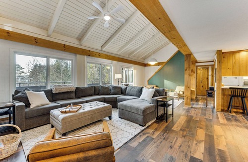 Quechee House | Resort-Style Community! Quechee Chalet w/Deck