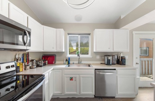 Sand Lake House | Retreat to Hidden Gem near the Airport & Kincaid Park - Modern and spacious
