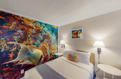 Bandon Apartment | Retro beach experience with fast WiFI - walk to downtown shops & eateries