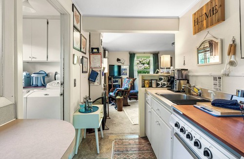 Bolton Cottage | Riverfront Cottage on the Willamette · Blue Heron Sanctuary near Portland