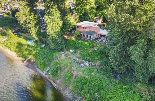Bolton Cottage | Riverfront Cottage on the Willamette · Blue Heron Sanctuary near Portland