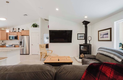 River Forest Acres House | Riverfront Retreat- Paddle & Unwind, Dogs OK!