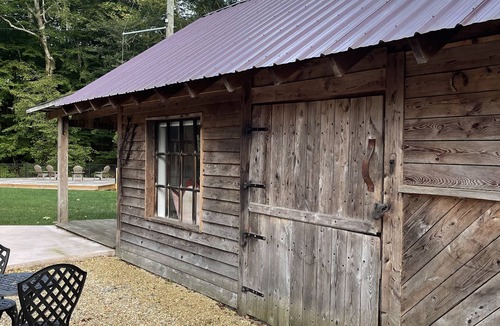 Abingdon House | ROMANTIC CREEKSIDE BUNGALOW AT CASCADES AT PARKS MILL One bedroom