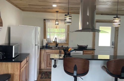 Cherokee House | Romantic Getaway, Soaking Tub, 2 King Beds, Hot Tub, Motorcycle Accessible
