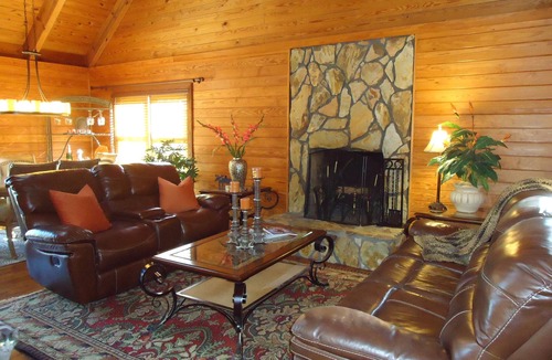 Eatonton Cabin | Romantic Log Cabin directly on Lake with a Boat lift and Awesome views!
