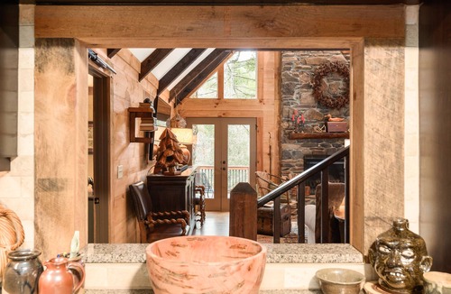 Dahlonega Cabin | Romantic mountain hideaway. Minutes to downtown Dahlonega, wineries & hiking.