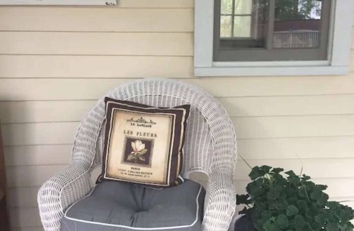 Eureka Springs Historic District Cottage | Romantic Refreshing 1890s Cottage Uptown Eureka Springs