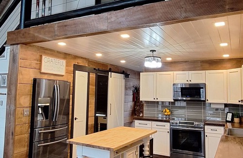 Denver House | Rustic Valley/TN River-Kentucky Lake Retreat. Sleeps 8.