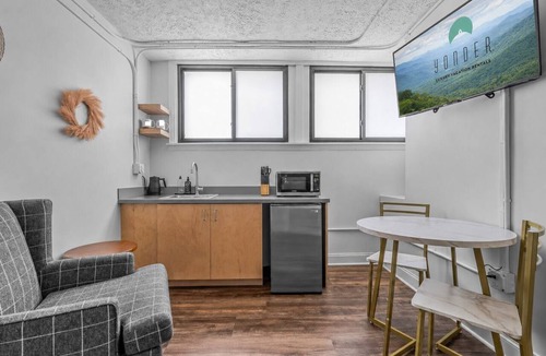 Charlotte Street Condo | Sabel #002 | Historic Queen Suite Near Downtown Asheville with Parking