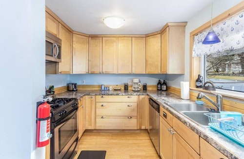 Seward Cottage | Salty Sam's Cozy Downtown Home
