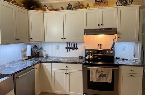 Tuxedo Cottage | Screened Porch. Fenced Yard. Pet Friendly. Fire Pit. Outdoor Pergola.