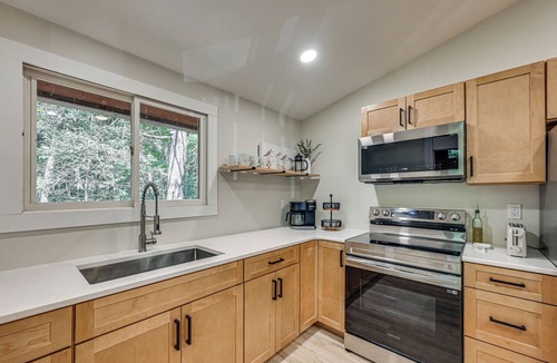 Tolland House | Screened Porch w/Lake View! Tolland Family Haven