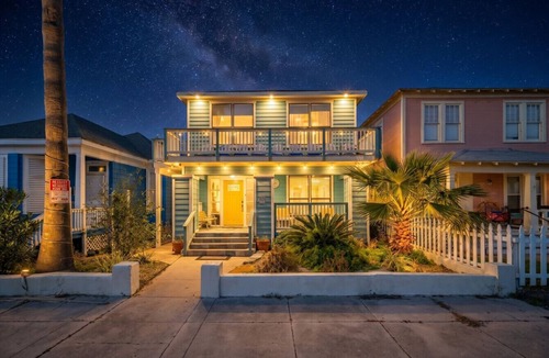 San Jacinto House | Seawall Sunrise: Steps to Beach, Dining, and Fun!