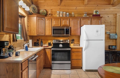 Branson Cedars Cabin | Secluded Cabin, HotTub, Jet Tub, Woods, Near Big Cedar & Shows-Firepit -Car Charger