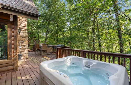 Branson Cedars Cabin | Secluded Cabin, HotTub, Jet Tub, Woods, Near Big Cedar & Shows-Firepit -Car Charger