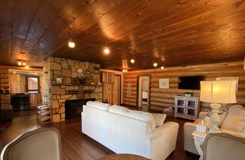 Shady Cove Cabin | Secluded Lakefront Cabin With Private Lake