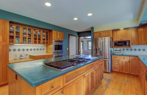 Brownsville House | Secluded Luxury Home on Huge Property with Mountain Views - Near Slopes