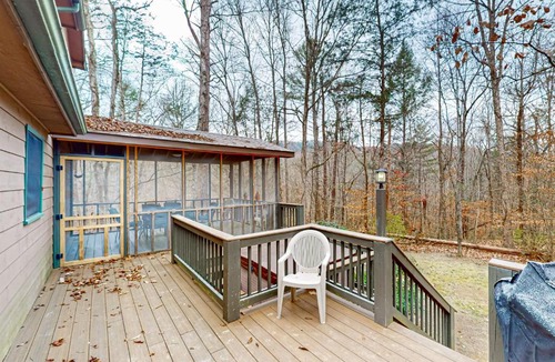 Townsend House | Serene Cabin Sleeps 6 Fire Pit Porch Hot Tub