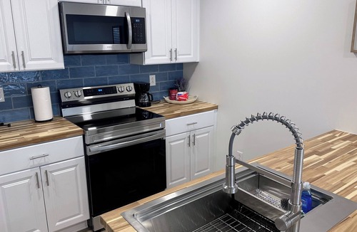 Hamilton House | Sewing Serenity B- New 2 BR Home in Hamilton, MO - 3 blocks to Missouri Star