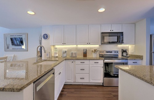Shipyard Plantation Villa | SHIPYARD - WALK TO BEACH & STEPS TO POOL. Bright corner unit & golf course view