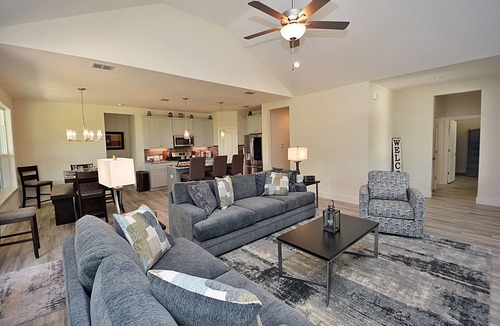 Canyon Lake House | Simply Irresistible, Family & Pet Friendly, 5 Minutes to Lake & River