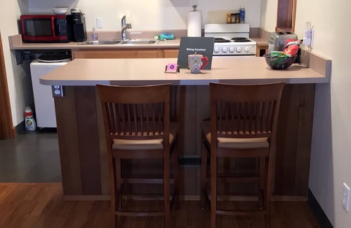 Juneau Cottage | Sitka Rose - Cabin, minutes from airport & ferry - self check-in