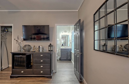 Helen House | Six bedroom combo with flatscreen TVs & spacious lawn - walk to shops & dining