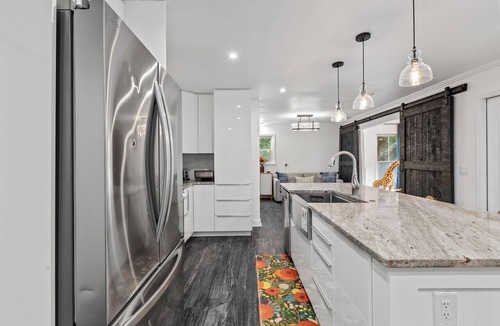 Mount Pleasant House | Six Mile Abode-5 Miles to Beach-huge Yard