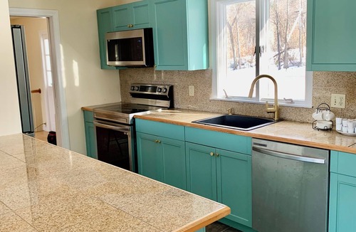 Springfield House | Ski Farm/Huge Pool/ Fireplaces/25 Min to Okemo