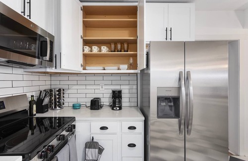 Southmoreland House | Sleeps 10|5BR 2.5Ba Home|Near Plaza+Pets Welcome
