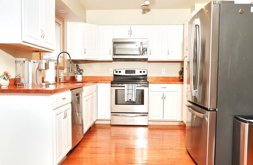 Turnagain House | Sleeps 10 ~Game Room~ Family ~ Airport ~ Bear Haus