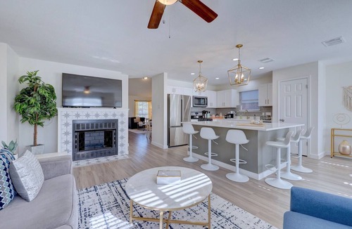 Willow Run House | Sleeps 12 | UT Access + Austin Concert Series 5BR