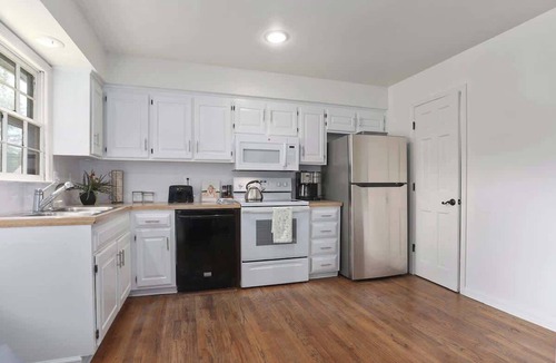 Olathe House | Sleeps 13 with 5 Bedrooms King Beds