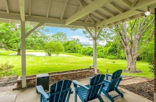 Blue Springs House | Sleeps 15| Game Room + King Beds