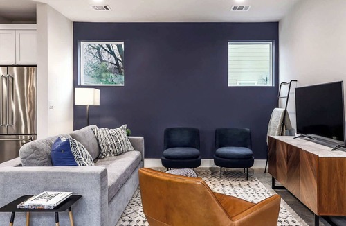 Chestnut House | Sleeps 15 | Group Retreat Near UT Football + DT