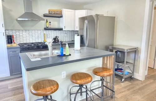 Sylvan Hills House | Sleepy Peach sleeps 4 guests 2 bedrooms 2 bathrooms