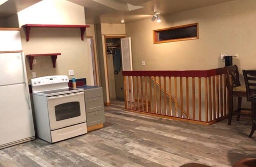Mendenhaven House | Sluice Box - Affordable, Convenient, and near Mendenhall Glacier- DISCOUNTS ON TOURS!
