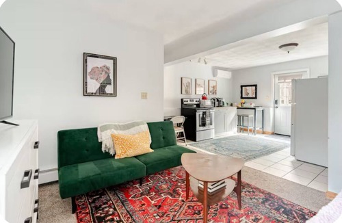 Beverly Apartment | Smoke FREE Studio- walk to beaches, downtown! 5 min drive to Historic Salem!