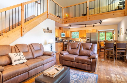 Wears Valley Cabin | Smoky Mountain retreat - theater, game room, hot tub & view near the park!