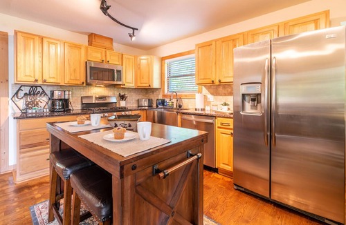 Wears Valley Cabin | Smoky Mountain retreat - theater, game room, hot tub & view near the park!